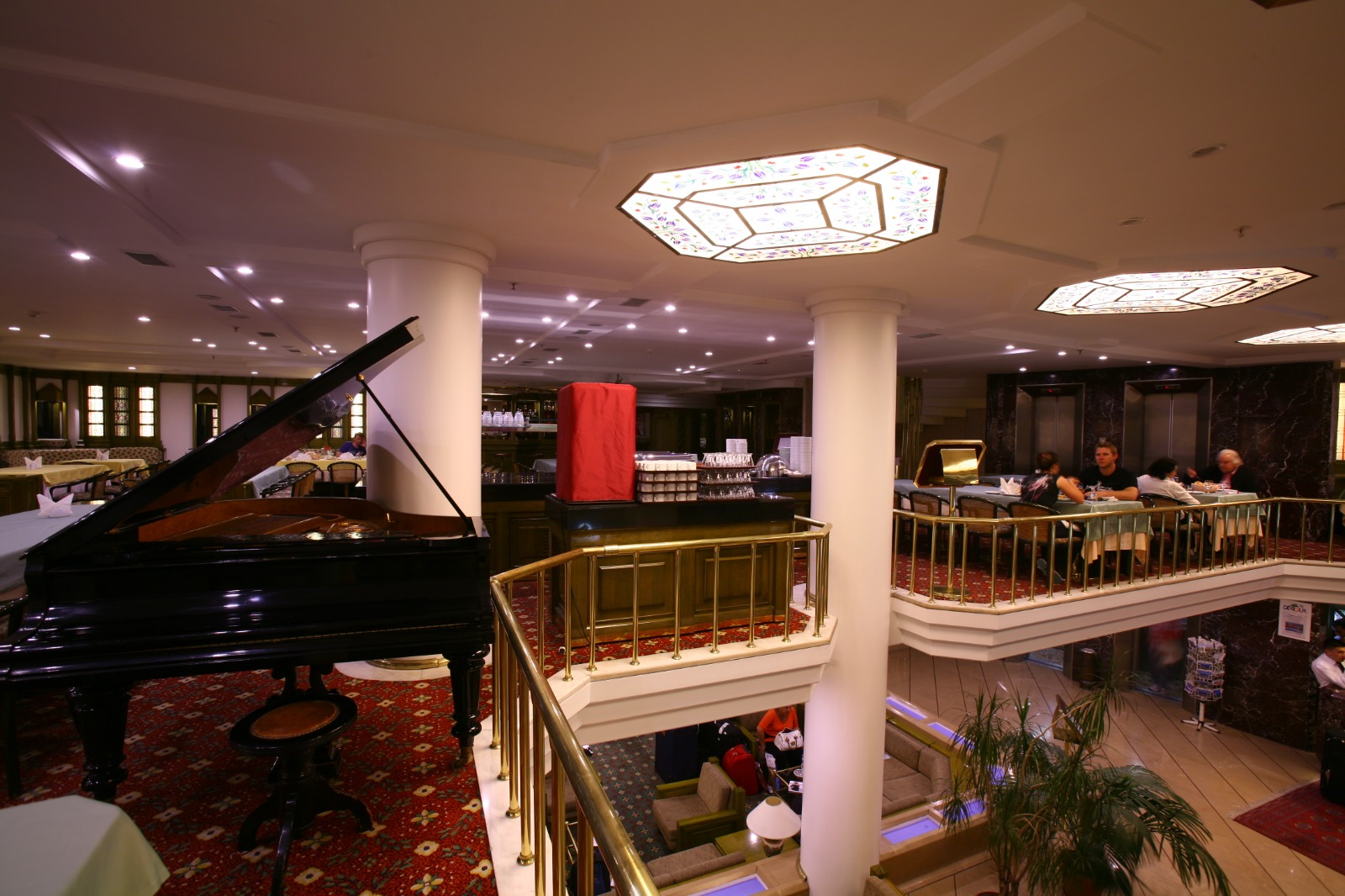 Royal hotel стамбул. Истамбул рояль отель Стамбул. Istanbul Royal Hotel 4* (Лалели). Рояль в отеле. Отель Роял апарт Турция.